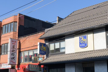 Naklejka premium exterior of RBC Royal Bank branch at 468 Dundas St W, Toronto