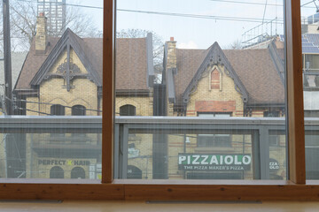 Obraz premium view of heritage properties across the street from the Art Gallery of Ontario, including Pizzaiolo, viewed from inside Galleria Italia, Toronto