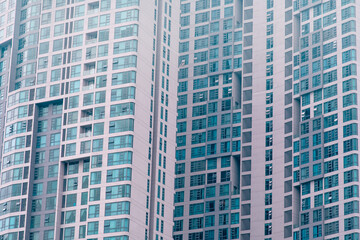 Obraz premium Closeup view on blue windows of modern skyscraper