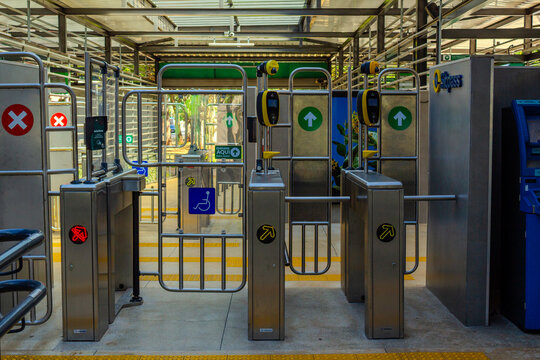 &Aacute;rea de bloqueios e valida&ccedil;&atilde;o de bilhetes no BRT de Goi&acirc;nia