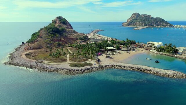 Amplia vista a&eacute;rea del oc&eacute;ano Pac&iacute;fico cerca de Mazatl&aacute;n, M&eacute;xico. El agua cristalina y las olas crean un apacible paisaje costero.
