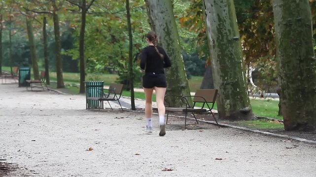 Mujer runner deportista y resiliente joven corriendo para adelgazar en ejercicio aer&oacute;bico al aire libre por naturaleza
