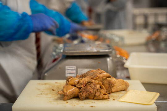 Fabrication de foie gras (&eacute;tape de la pes&eacute;e)