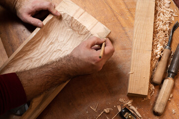 The master marks the place where the deck is processed on the billet for talharpa