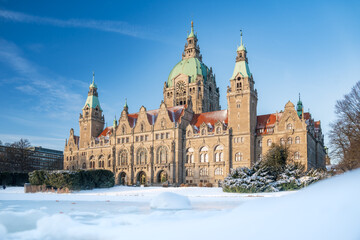 Fototapeta premium Das neue Rathaus in Hannover mit den charakteristischen Kuppel am Maschpark in Hannover, der Landeshauptstadt von Niedersachen im Winter mit Schnee