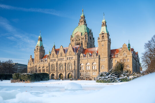 Das neue Rathaus in Hannover mit den charakteristischen Kuppel am Maschpark in Hannover, der Landeshauptstadt von Niedersachen im Winter mit Schnee