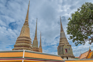 Fototapeta premium Architecture surrounding the grand War Pho temple in Bangkok, Thailand, the temple of the reclining Buddha