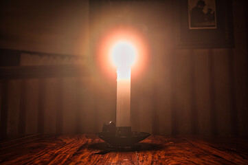 Zdjęcie płonącej świeczki w klimatycznym pubie, tworzącej ciepłą i przytulną atmosferę. © BMC