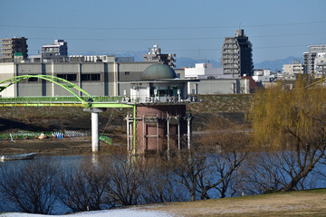 江戸川堤、金町浄水場取水塔