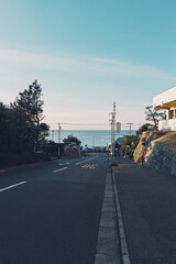神奈川鎌倉市の七里ヶ浜にある海沿いの踏切
