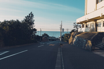 神奈川鎌倉市にある七里ヶ浜で海沿いの踏切を通過する江ノ電
