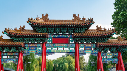 Obraz premium Traditional Chinese Archway with Colorful Decoration
