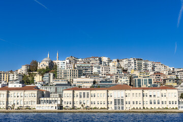 ボスポラス海峡から見るミマールスィナン芸術大学