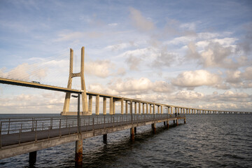 Obraz premium Vasco da Gama Bridge across the Tagus River panorama
