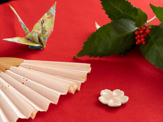 扇子と鶴と赤い実