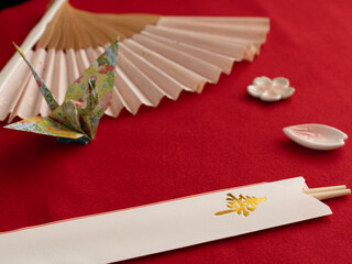 折り鶴と扇子と寿の割り箸