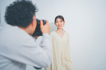 透明感のある20代女性のスキンケアイメージ撮影風景