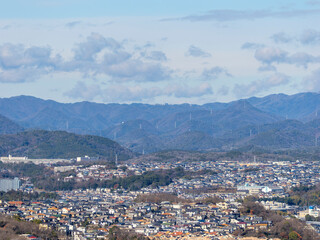 郊外の新興住宅地と山の風景