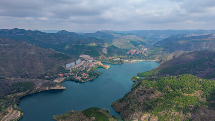 Naklejka premium Aerial view of mountain lake scenery in autumn