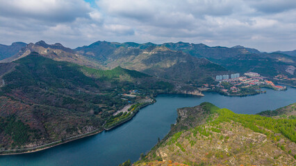 Fototapeta premium Aerial view of mountain lake scenery in autumn