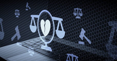 Derecho de familia y divorcio según el Código Civil y Ley de Enjuiciamiento Civil con balanza y corazón roto sobre teclado de ordenador en concepto de separación y ley digital © sh99