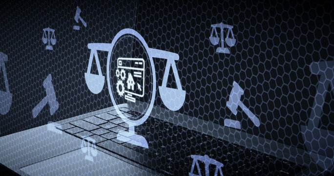 Derecho digital y regulaciones de sitios web bajo la LSSI y RGPD con balanza de justicia e icono de configuraci&oacute;n de p&aacute;gina web sobre teclado de computadora profesional y legal