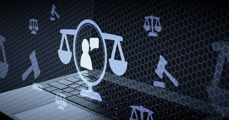 Libertad de expresión y leyes de comunicación según la Constitución y Ley Orgánica de Protección del Derecho al Honor con balanza e icono de persona hablando sobre teclado digital © sh99