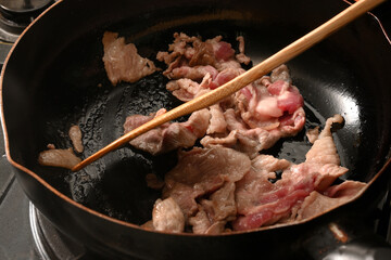 豚肉を炒めている様子