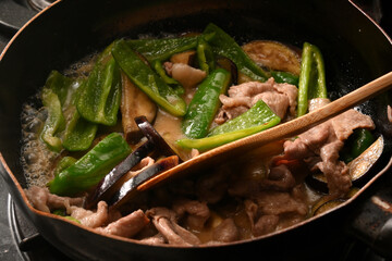 調理中のナスとピーマンと豚肉の味噌炒め