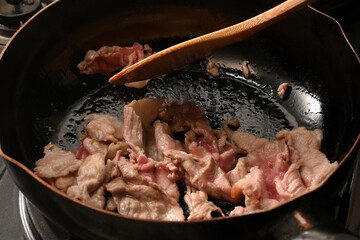 豚肉を炒めている様子