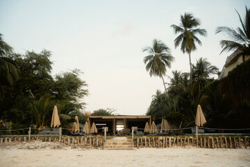 ケニア・モンバサのダイアニビーチに広がる白砂とインド洋の海