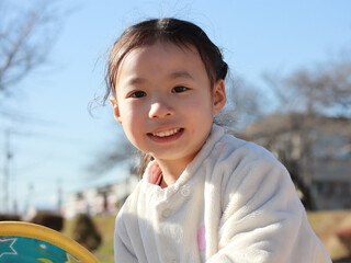 冬の公園で遊ぶ女の子　アップ
