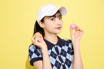 明るい背景でかわいいスポーツウェアを着た若い女性のポートレート