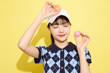 明るい背景でかわいいスポーツウェアを着た若い女性のポートレート