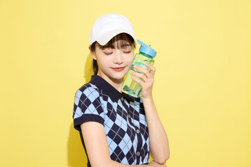 明るい背景でかわいいスポーツウェアを着た若い女性のポートレート