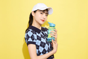 明るい背景でかわいいスポーツウェアを着た若い女性のポートレート