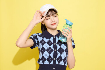 明るい背景でかわいいスポーツウェアを着た若い女性のポートレート