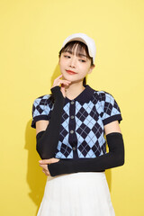 明るい背景でかわいいスポーツウェアを着た若い女性のポートレート