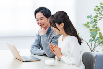 パソコンを見る男女