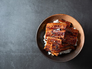 a bowl of boiled eel and rice