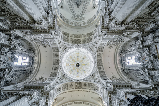 Kuppel der Theatinerkirche in M&uuml;nchen von innen