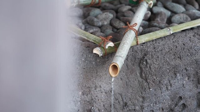 本の神社の手水舎 竹の筒から流れる清らかな水