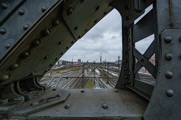 Blick durch die M&uuml;nchner Hackerbr&uuml;cke auf den Hauptbahnhof
