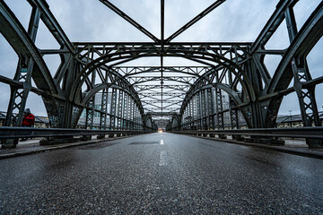 Nasse Srea&szlig;e auf der M&uuml;nchner Hackerbr&uuml;cke