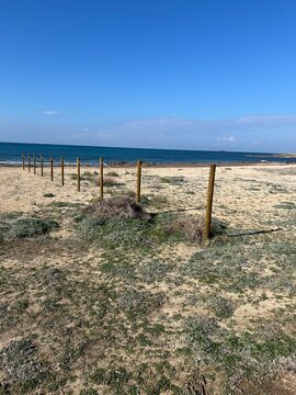 granica z drewnianego płota i sznura na plaży