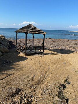 drewniana altanka na plaży 