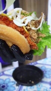 Topping Zinger Burger with Mayo &ndash; Homemade Burger Cooking Process
