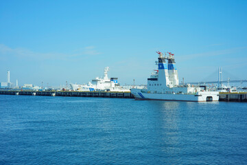 快晴の横浜港と海上保安庁の巡視船