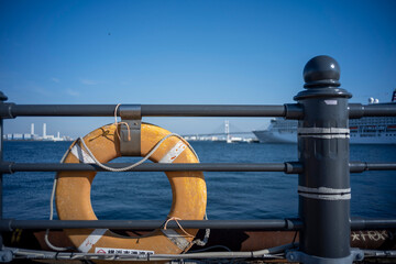 冬の横浜港　浮き輪