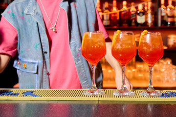Aperol Spritz cocktail served in a bar setting, used as a visual element for topics related to mindful drinking, alcohol-free choices, wellness lifestyle, and discussions about alcohol use.